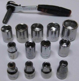 LLAVE CARRACA Y 13 VASOS